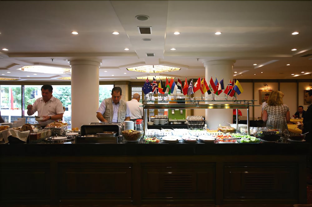 فضای رستورانی و صبحانه هتل رویال استانبول 103359