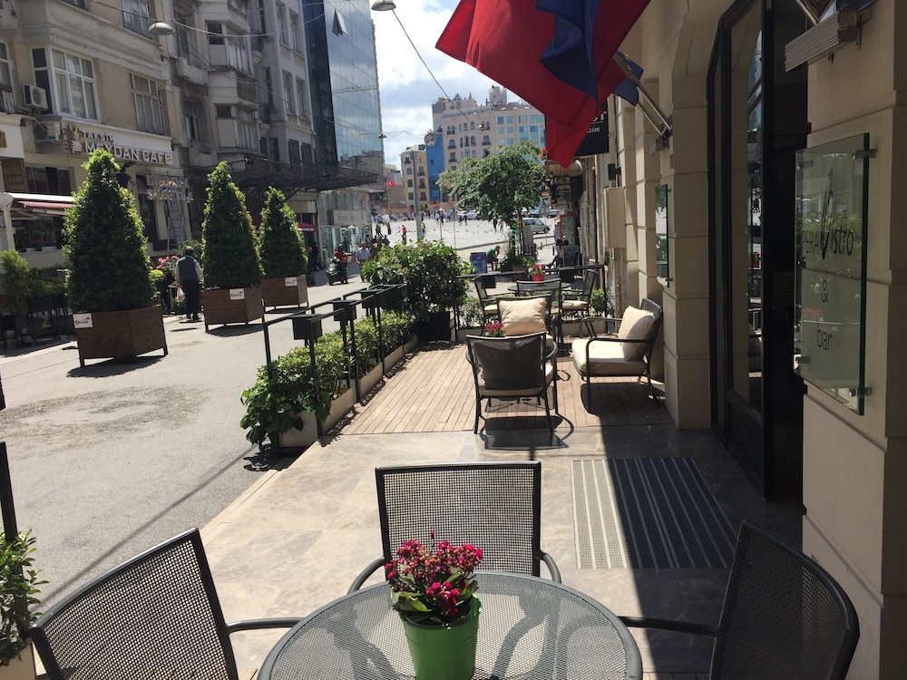فضای بیرونی هتل سناتور تکسیم استانبول 126317