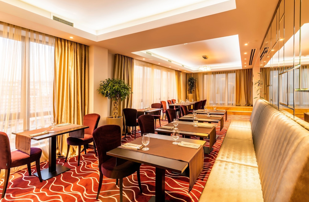 فضای رستورانی و صبحانه هتل رامادی سوئیت بای ویندهام ایروان 129004